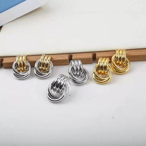 Vergoldete Creolen mit verschlungenem Ring-Design